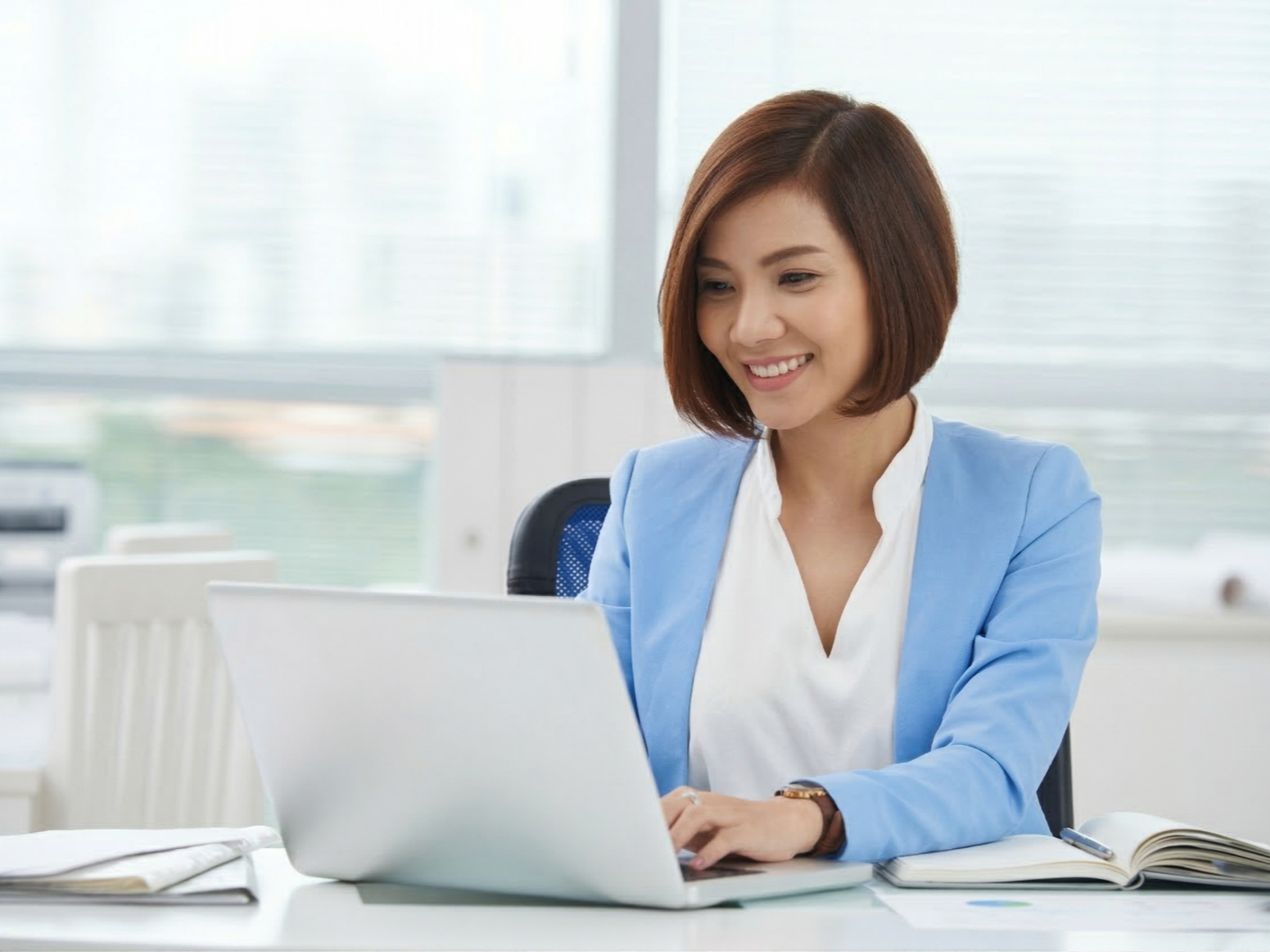 offshore business analyst woman working in a laptop