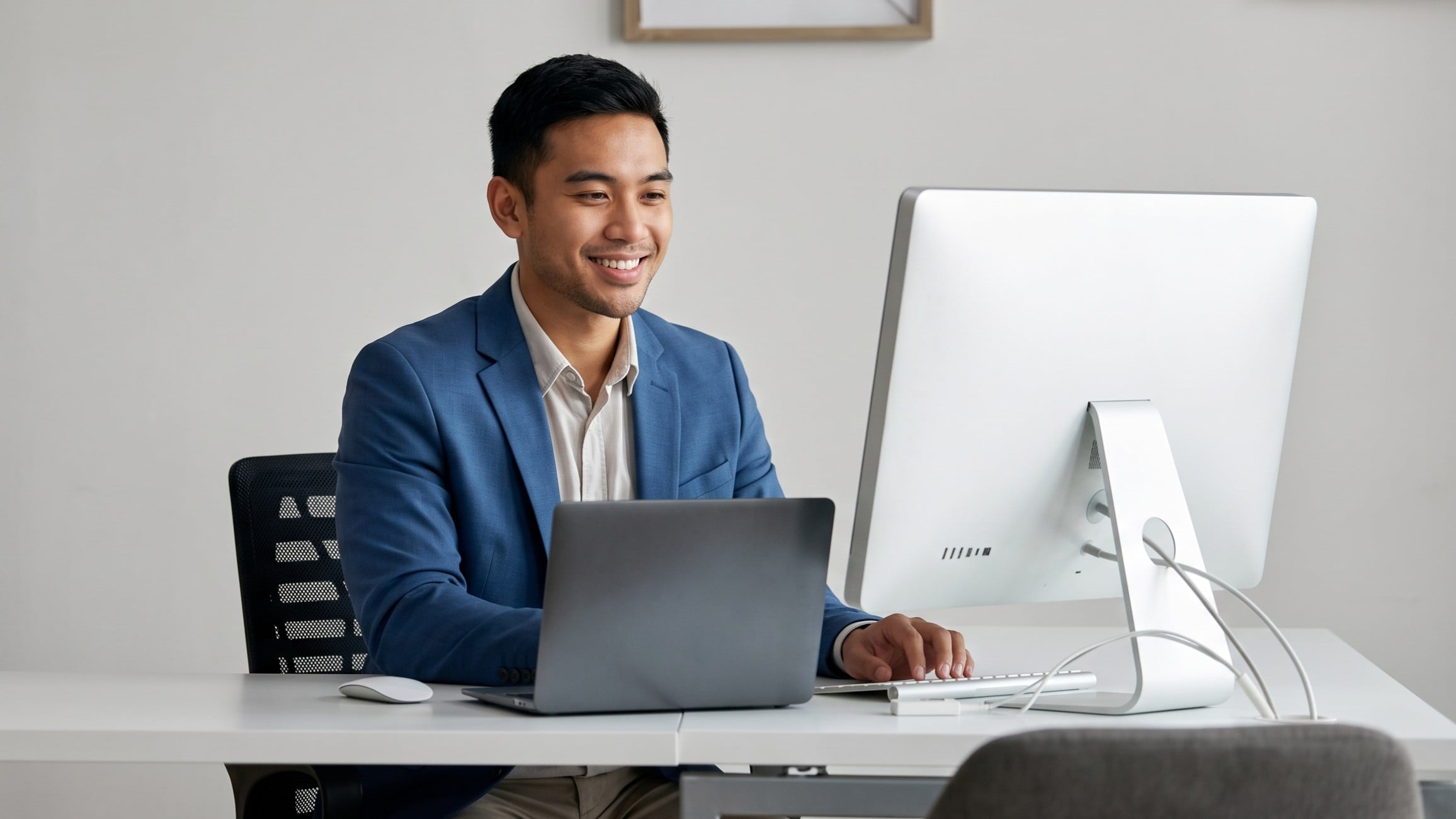 ServiceNow specialist providing outsourcing ServiceNow support from a modern office