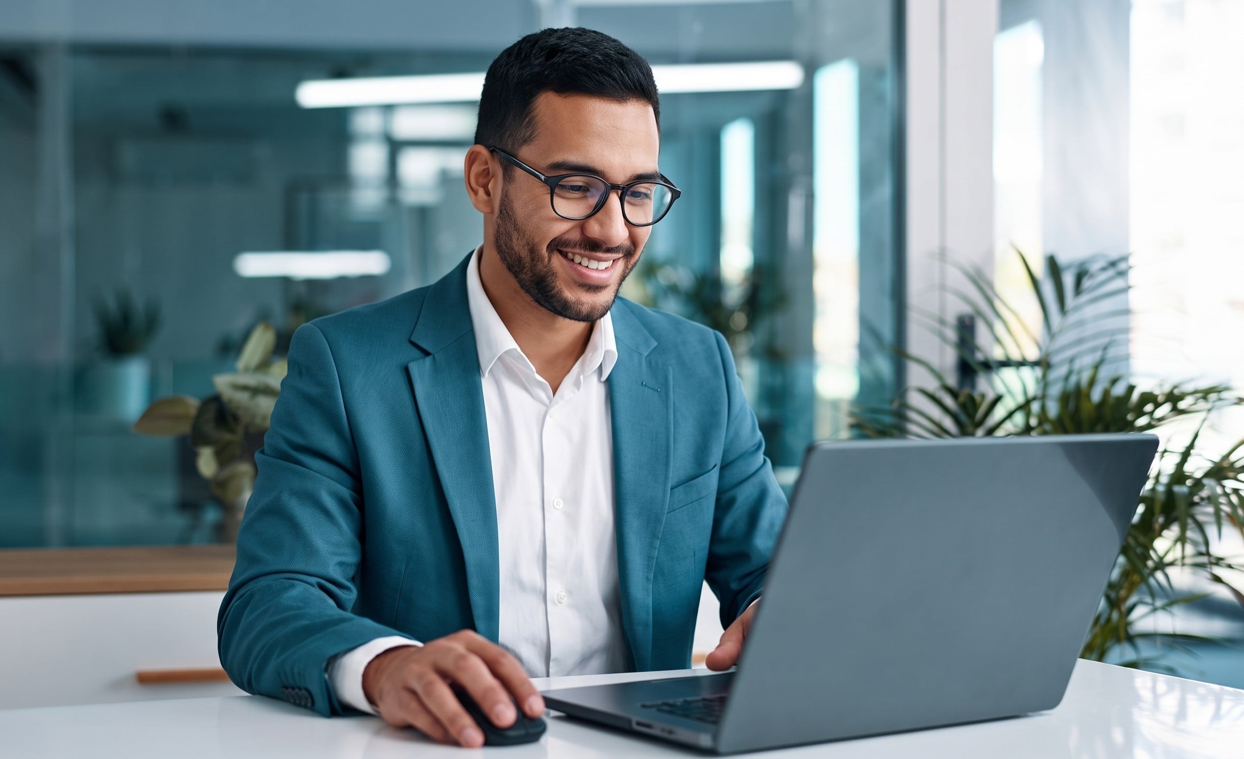 Virtual credit control officer in Colombia working on a laptop in a modern office